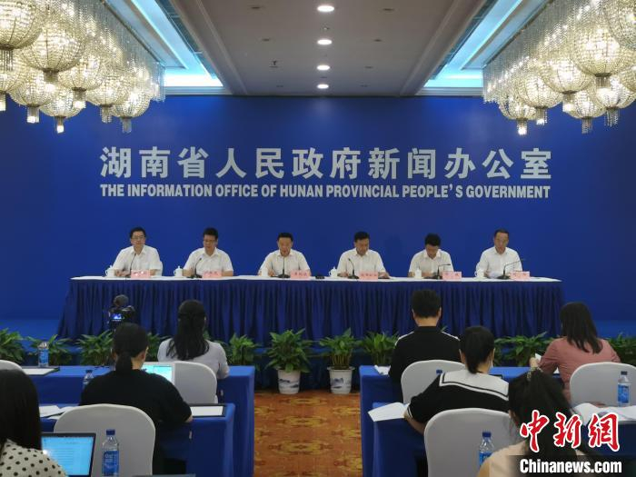 新闻发布会现场。　向一鹏 摄
