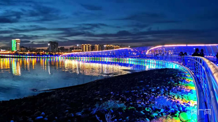 昌吉头屯河五彩斑斓的灯与波光粼粼的水面交相呼应。央广网发