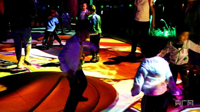 小朋友在头屯河人体感应互动灯光下玩耍。央广网发