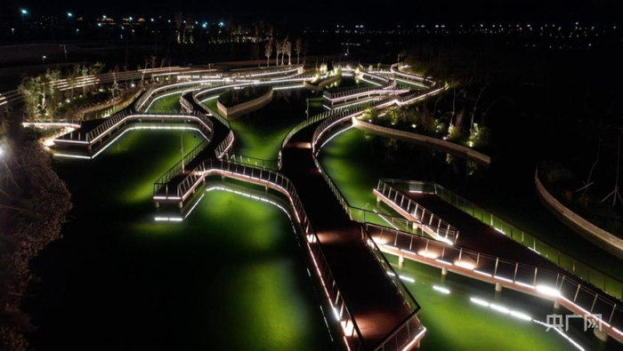 昌吉头屯河庆典公园绚丽的灯光与水面交相辉映。央广网发