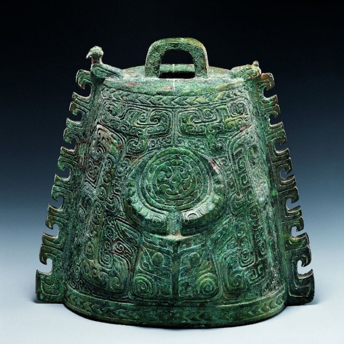 收藏于江西省博物馆的新干大洋洲商墓出土的“牛角兽面纹立鸟青铜镈”