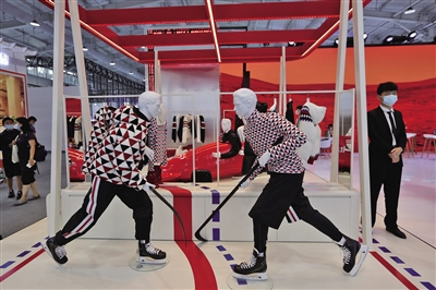 9月5日，首钢园，北京国际消费中心城市展展区内的冬奥主题服装展示。A04-A05版摄影/新京报记者 郑新洽