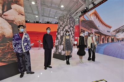 9月5日，首钢园，北京国际消费中心城市展展区内，模特身着国内独立设计师品牌服饰。