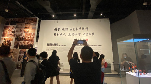 “思利及人”核心价值观吸引嘉宾拍照