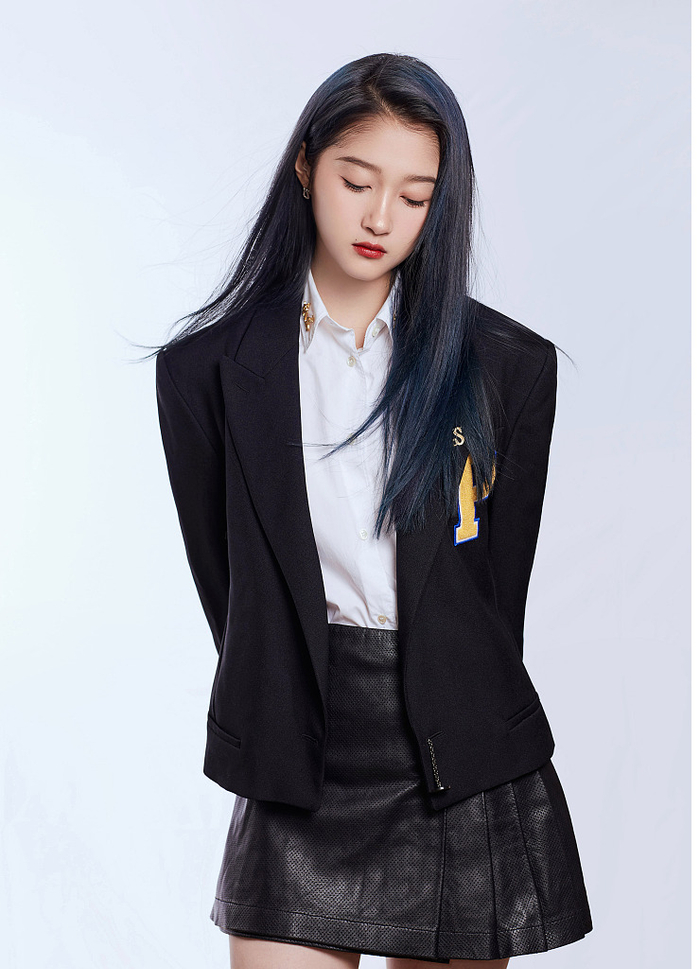 关晓彤最新写真曝光 黑色西装搭皮裙酷飒十足__财经头条