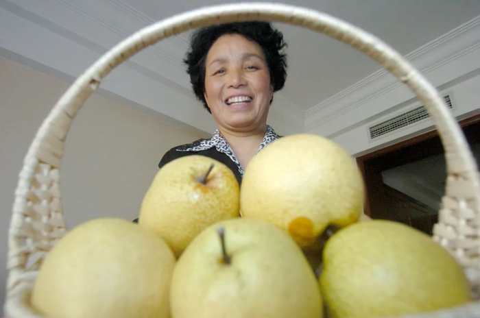 来自安徽的全国人大代表刘瑞莲在驻地展示砀山梨。新华社记者郭晨摄