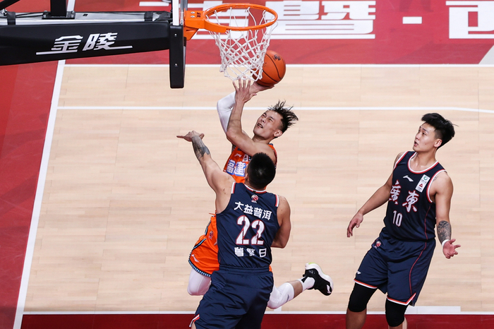 汤杰突破上篮。