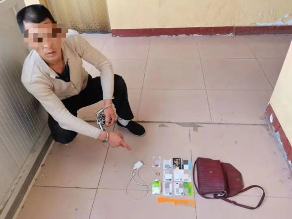 犯罪嫌疑人于某指认赃物（河北省沧州市沧县公安局供图）