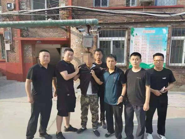 犯罪嫌疑人刘某抓捕现场（河北省沧州市沧县公安局供图）