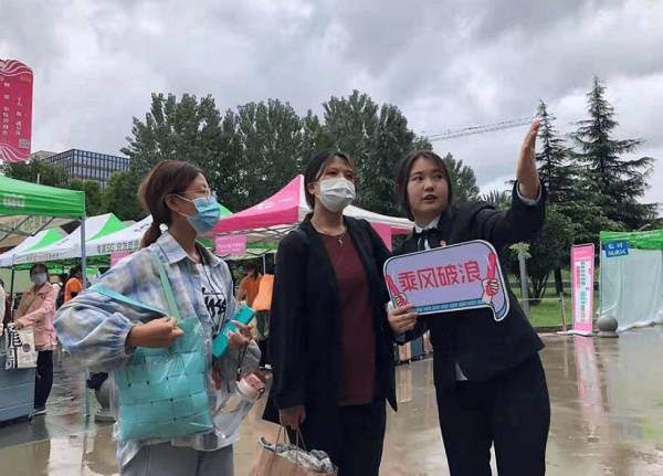 志愿者引导新生进行报到注册（央广网发 王晶 供图）
