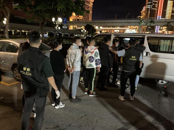 澳门警方将11人带返治安警察局调查 图源：《澳门日报》