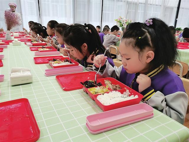 大武口小饭桌：守护孩子们第一缕阳光