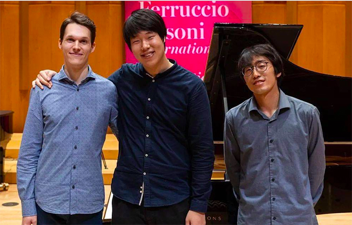 进入决赛的三位钢琴表演家