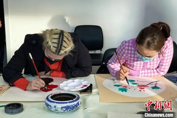 资料图：外国留学生体验中国国画。　李佩珊 摄