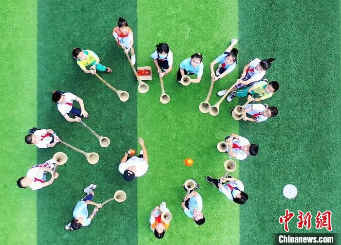 图为摘柿子运动。　黄玲玲 摄