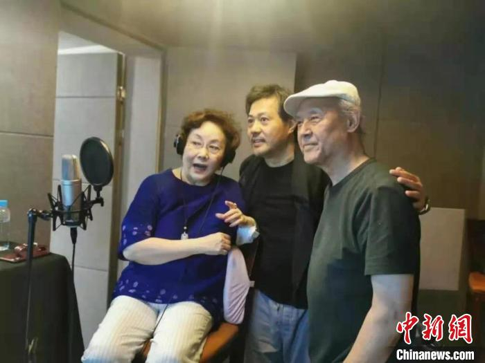老艺术家们在录制现场。　上影演员剧团 供图