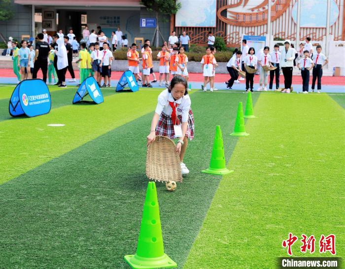 图为赶野猪运动。　黄玲玲 摄