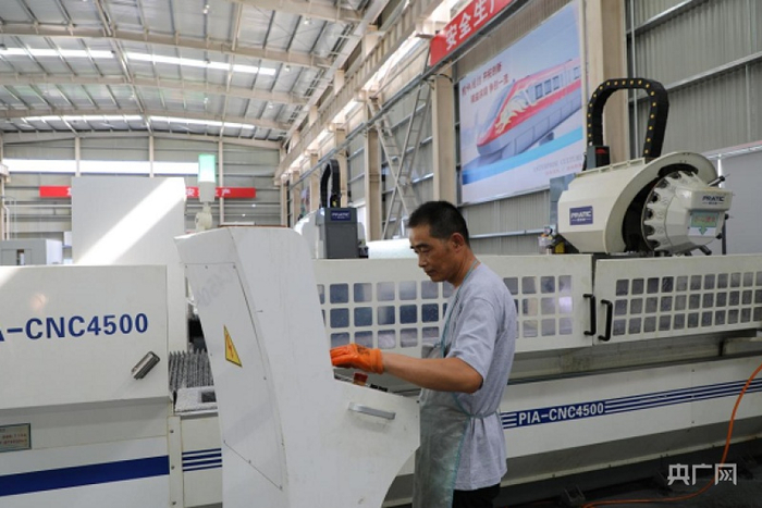 江苏中远轨道交通装备技术人员正在操控生产设备（央广网发 卢凯摄）