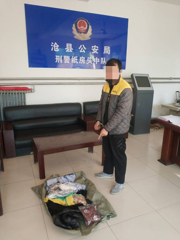 犯罪嫌疑人沈某指认赃物（河北省沧州市沧县公安局供图）