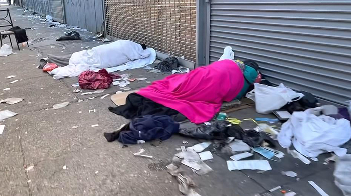 肯辛顿大街露宿的流浪汉