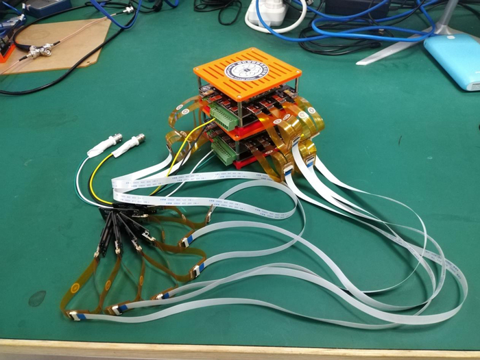 超两千通道脑神经信号采集器原型机。