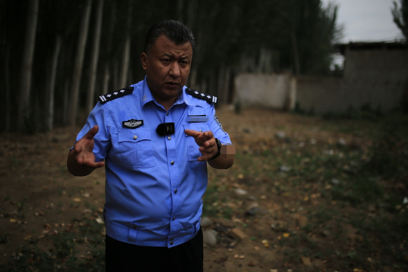  木拉提在当年冒着生命危险踩点的地方接受记者采访&nbsp;范凌志摄