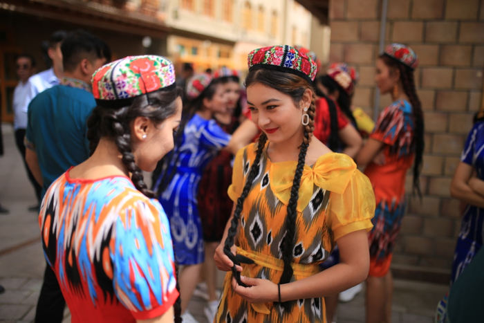  7月20日古尔邦节，新疆和田的群众在当地网红打卡地——团城载歌载舞欢度节日&nbsp;范凌志摄