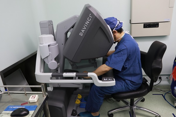 图说：朱余明教授手术中  杨宁 摄（下同）