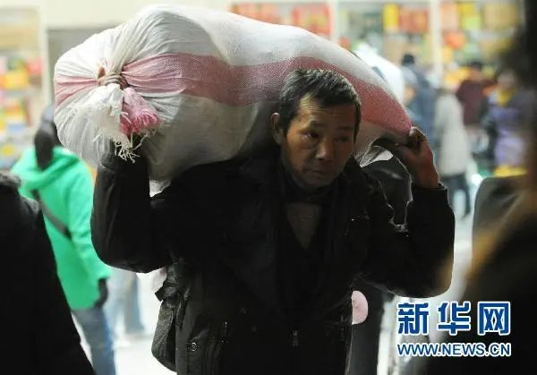 处于社会底层的农民工，他们的基本权益应该得到有效保障。图片来源：新华网