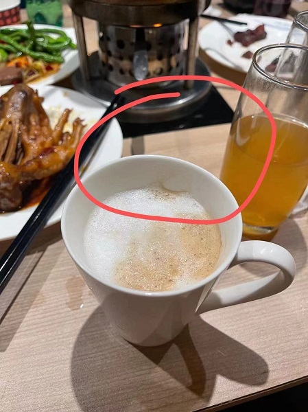 图说：有白色的东西漂在咖啡杯里