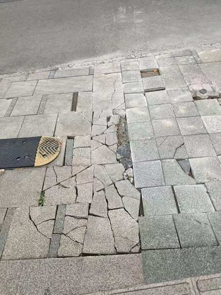 图说：人行道碎裂 陈抗美 摄