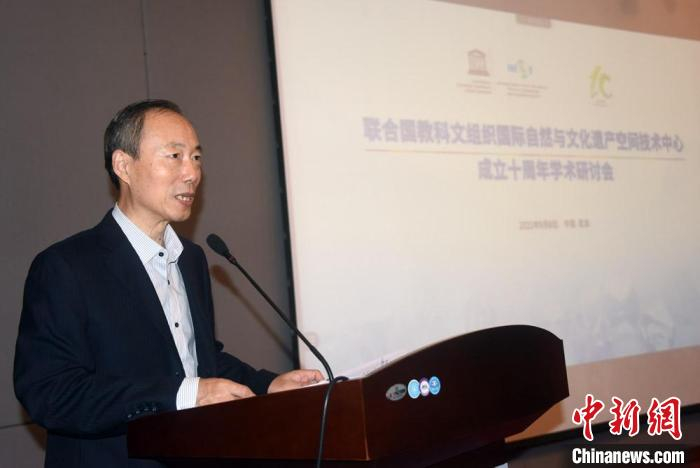 HIST副主任王心源研究员主持研讨会并作HIST十年发展报告。　中新社记者 孙自法 摄