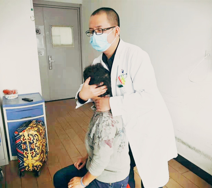 摇头运动可以缓解脖子发僵或头皮发麻等症状。