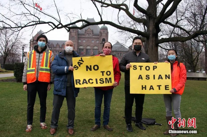 资料图：加拿大多伦多华人社团在安大略省省议会外围组织驾车游行示威，反对种族主义、呼吁停止仇视亚裔。中新社记者 余瑞冬 摄