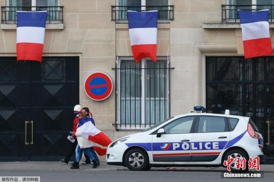 　　当地时间2015年11月27日，法国各地街头及建筑上悬挂的法国国旗。奥朗德呼吁法国同胞悬挂三色国旗，向巴黎恐怖袭击案中的130名遇难者致哀。