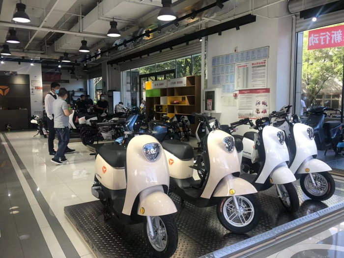 电动自行车销售门店内，新车按照不同车型整齐摆放。