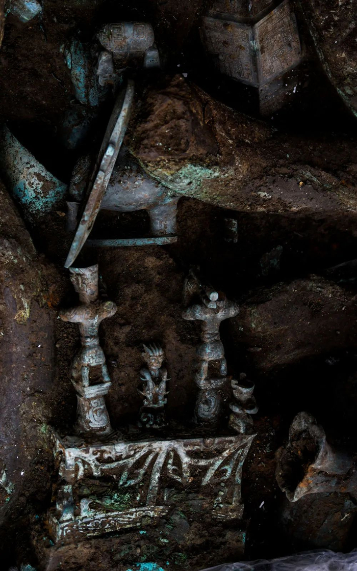 ▲这是9月2日在三星堆遗址考古发掘现场8号“祭祀坑”拍摄的青铜神坛局部。新华社记者 王曦 摄