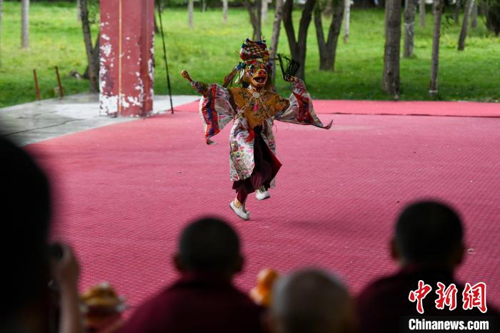 僧人观看跳神活动。　江飞波 摄