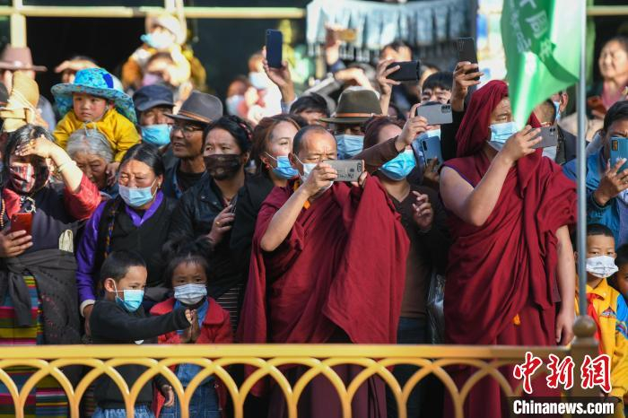 观众们围观跳神活动。　江飞波 摄