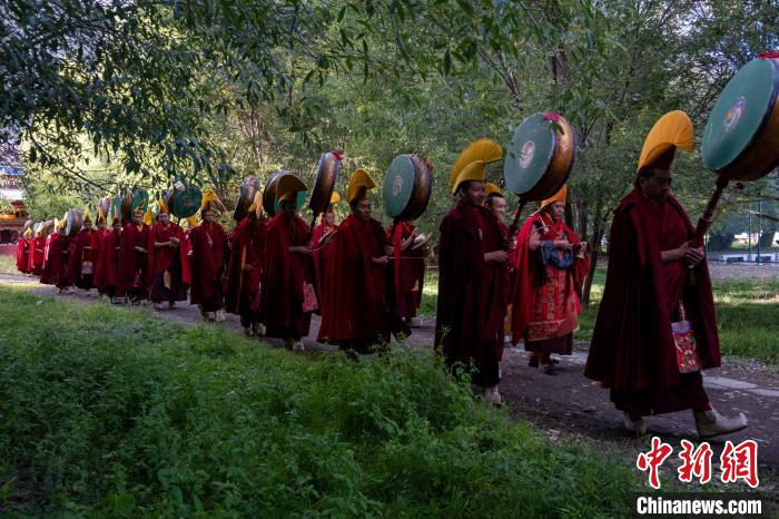 跳神活动现场。　江飞波 摄