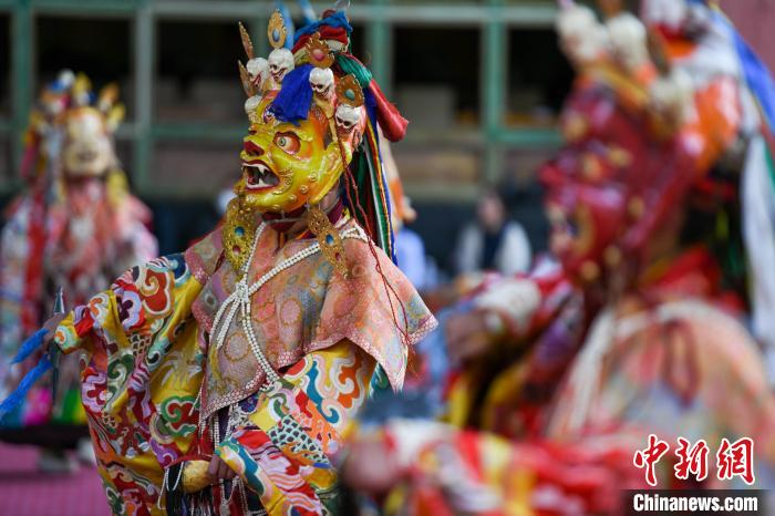 僧人们佩戴面具表演。　江飞波 摄