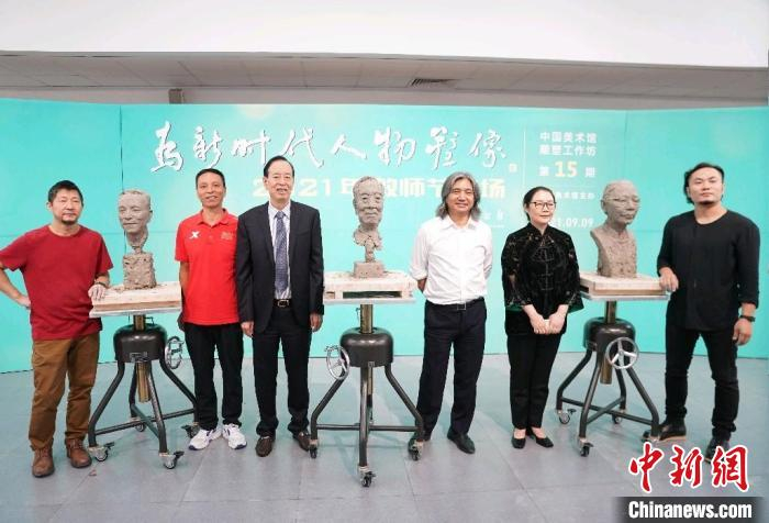参加活动的雕塑家与三位“全国教书育人楷模”合影 史春阳 摄