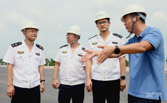 项目负责人介绍项目情况（央广网发 王海摄）