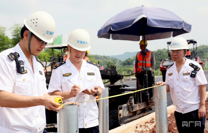 质监支队执法人员检查安装质量（央广网发 王海摄）