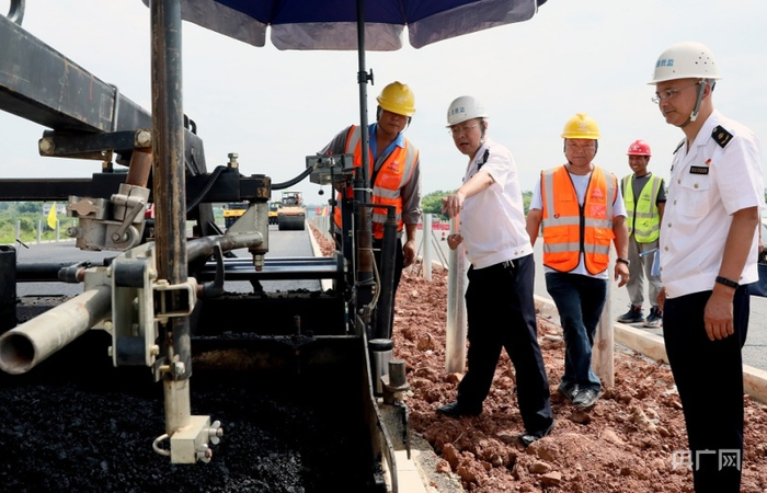 执法人员现场进行讲解（央广网发 王海摄）