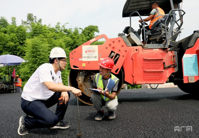 执法人员抽查沥青混凝土铺筑质量（央广网发 王海摄）