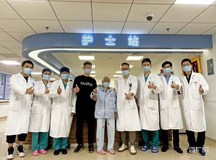 虞先濬、吴伟顶教授团队与患者及其家属（央广网发 受访者供图）