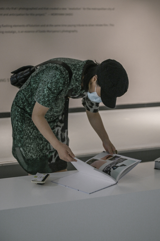 展览现场，阅读相关书籍的参观者。澎湃新闻记者季成图