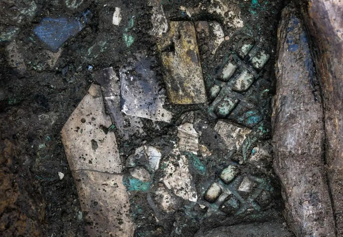 ▲这是9月2日在四川德阳广汉市三星堆遗址7号“祭祀坑”拍摄的“玉板”。新华社记者 王曦 摄