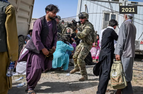 喀布尔机场，美士兵端起枪指向手无寸铁的阿富汗民众。图源：网络